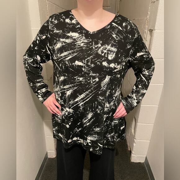 LuLaRoe Brand Black and White Torrie Size XL V Neck Sweater Sweatshirt - Picture 1 of 5